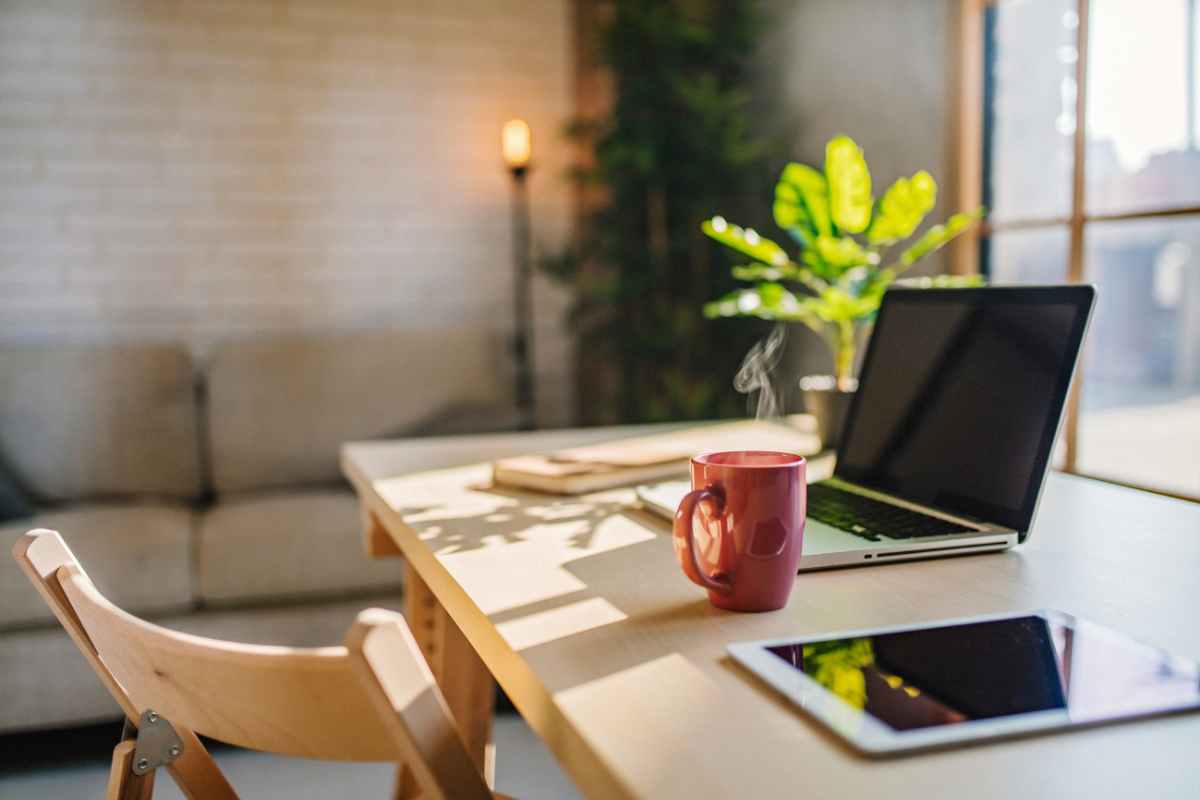 Tips para tener un ambiente idóneo y diseñar tu oficina en casa