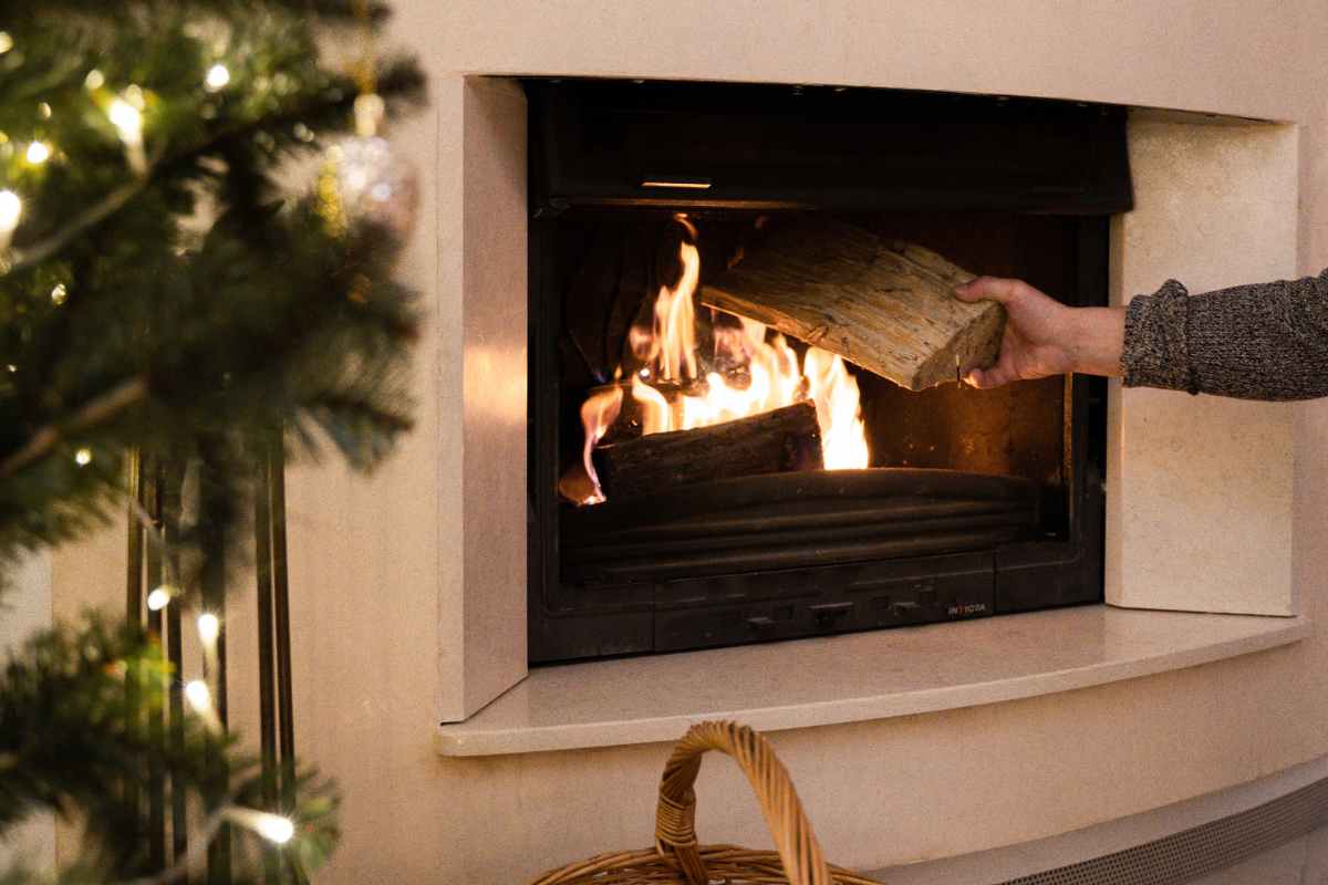 Cómo encender una chimenea abierta y cerrada: diferencias y consejos