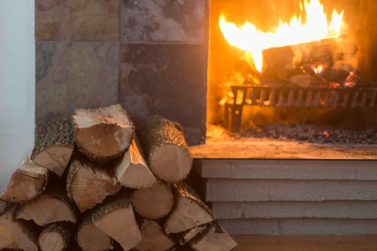 Cómo encender una chimenea: trucos para mantenerla encendida durante más tiempo