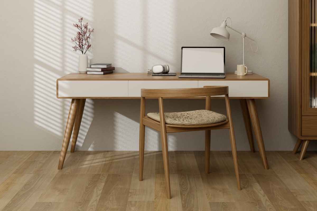 un lugar donde trabajar con mesa y silla de madera