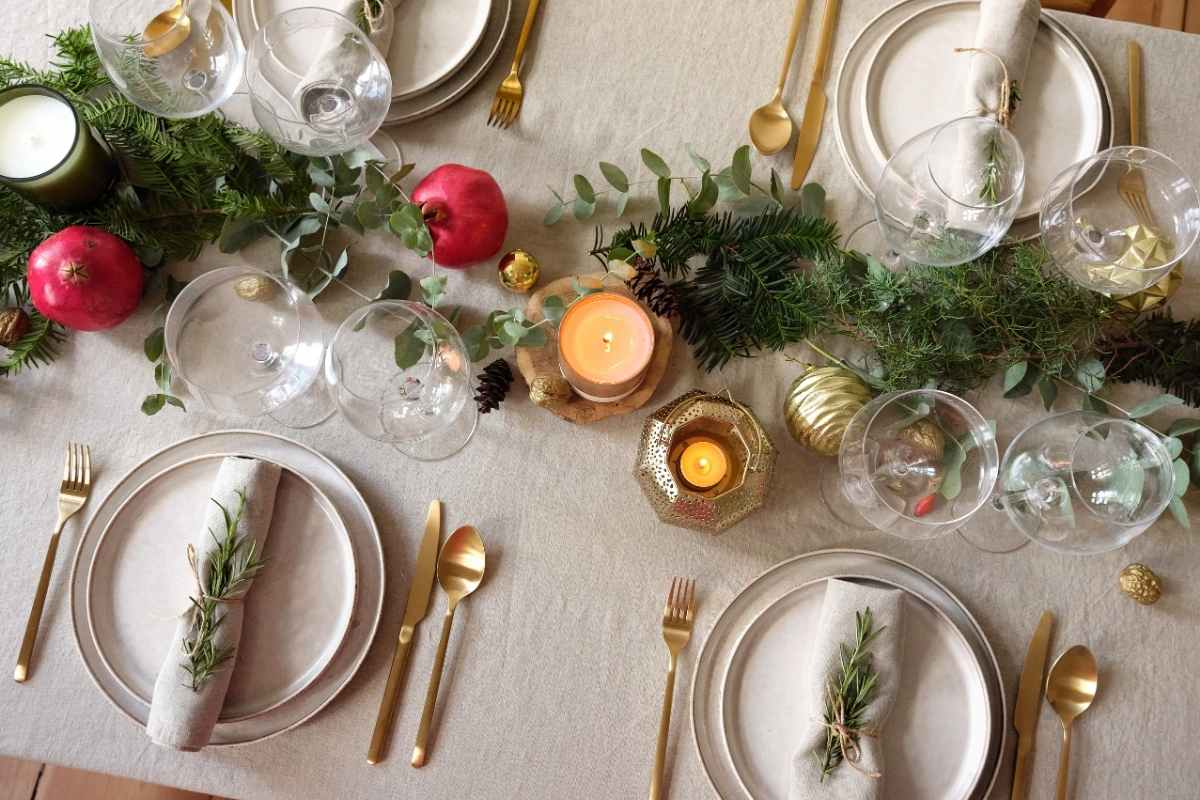 Una mesa con ambiente navideño