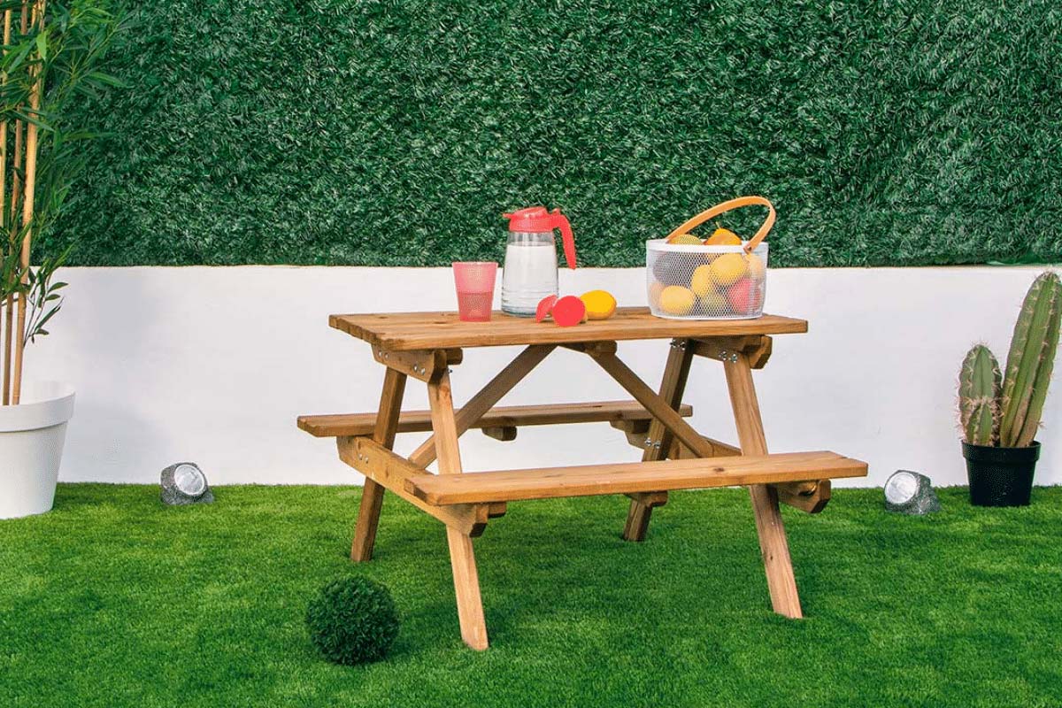 Imagen de jardín con mesa de madera